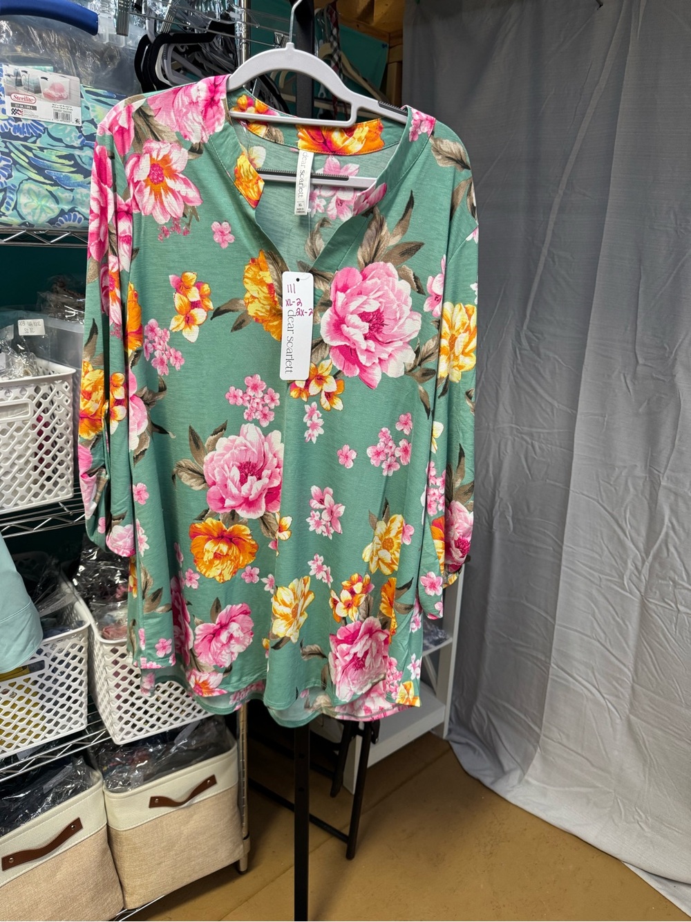 NWT Dear Scarlett Floral V-Neck Tunic Top in Mint with Pink & Yellow Blooms plus